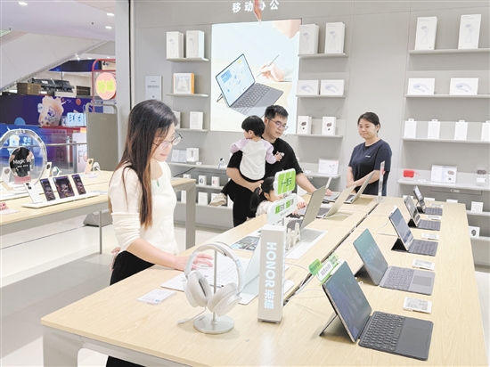 不少市民到門店看新款手機(jī)。