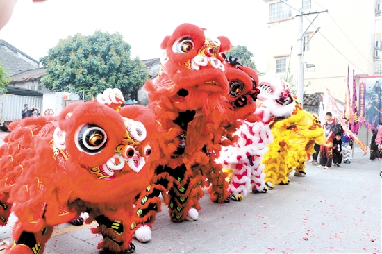 巡游途中，醒獅隊(duì)帶來活靈活現(xiàn)的舞獅表演。