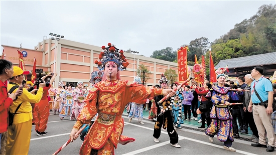 英歌舞者個(gè)個(gè)身姿矯健，步伐有力，激情四溢。