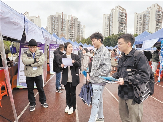 校園招聘會吸引不少高校學子前來咨詢應聘。