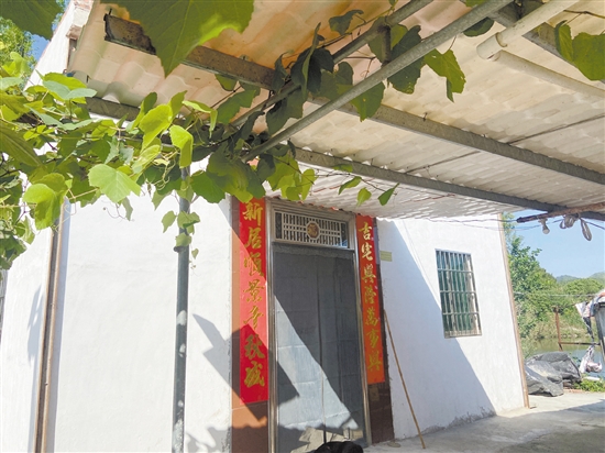 近年來，鶴山市相關部門及單位積極幫助困難群眾實施農(nóng)村危房改造。