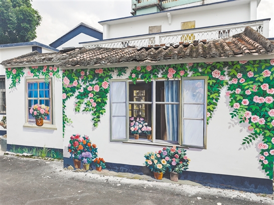 在古勞鎮(zhèn)大埠村，精美墻繪與周邊環(huán)境巧妙融合。