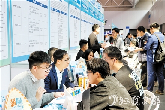 企業(yè)代表與求職者面對(duì)面交流。