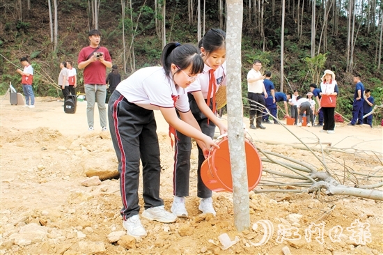 恩平華附學校的學生也參加了在泉林黃金小鎮(zhèn)舉行的植樹活動。