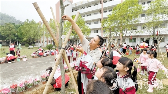 植樹后，大家在樹上掛上牌子以作紀念。