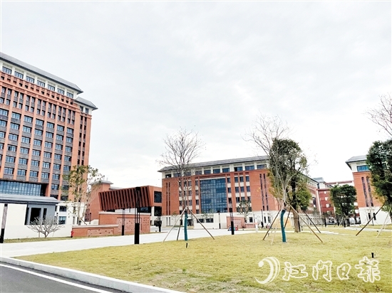 恩平智造學(xué)院設(shè)置在恩平市職教園內(nèi)，擁有優(yōu)質(zhì)的職業(yè)教育條件。