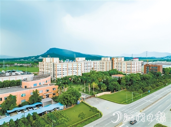 近年來(lái)，開(kāi)平市構(gòu)建生物醫(yī)藥產(chǎn)業(yè)生態(tài)“強(qiáng)磁場(chǎng)”，加速了產(chǎn)業(yè)集聚。圖為位于沙塘鎮(zhèn)的開(kāi)平牽牛生化制藥有限公司。