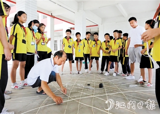 鄺活發(fā)參與“非遺進校園”活動，為年輕一代講解泮村燈會相關(guān)知識。