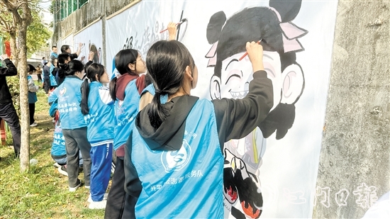 活動現(xiàn)場，大家一起繪制“哪吒”主題墻畫。