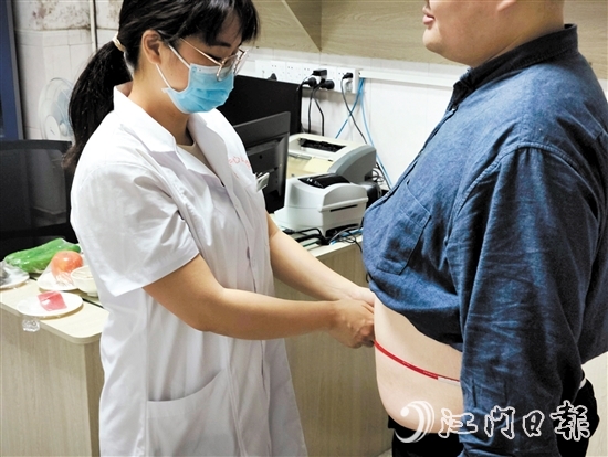 醫(yī)生為記者測量腰圍。
