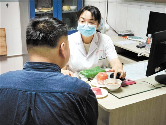 體重管理門(mén)診內(nèi)分泌科、營(yíng)養(yǎng)科區(qū)長(zhǎng)羅群芳向記者介紹食物所含熱量。