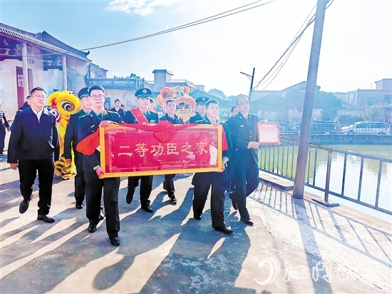 臺(tái)山全面開展“立功送喜報(bào)、懸掛光榮牌”活動(dòng)。
