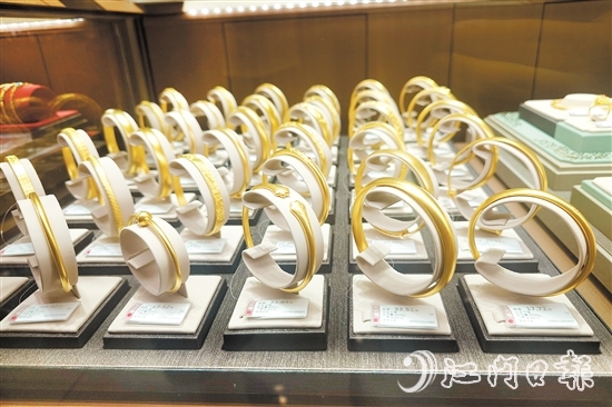 江門多家品牌金店金飾價(jià)格上漲。