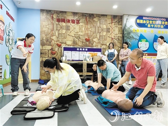 培訓(xùn)中，學(xué)員們積極參與，全身心投入模擬演練。