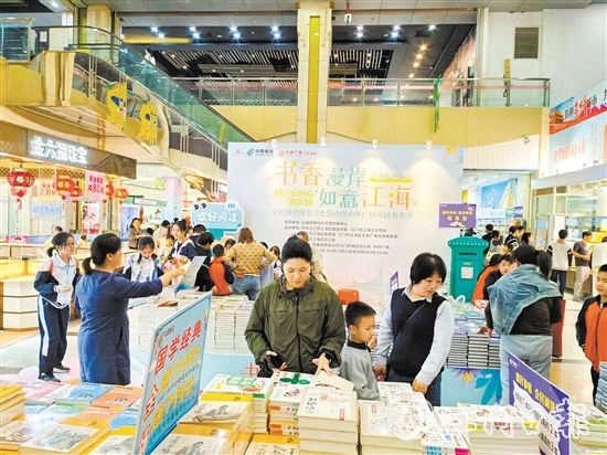 學生和家長正在選購圖書。