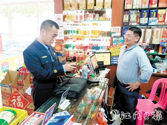 針對轄區(qū)商超、煙酒店，恩平市煙草專賣局積極開展“法治體檢”，重點檢查價簽規(guī)范、禁售標(biāo)識等常見問題。