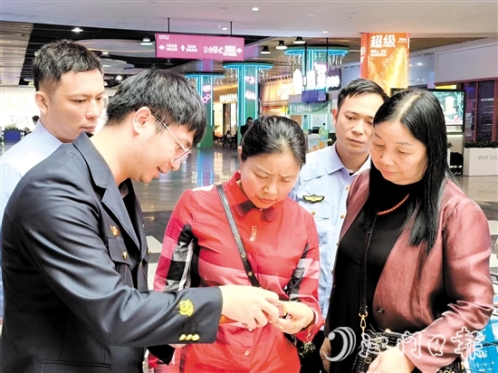 恩平市煙草專賣局以“共筑滿意消費，建設(shè)誠信煙草”為主題，開展多元普法宣傳。