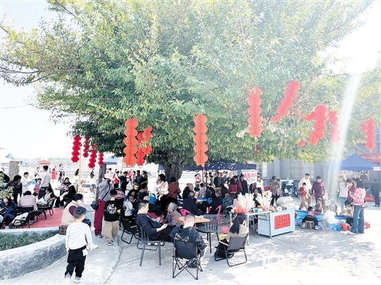 歇馬江畔集市游人如織。