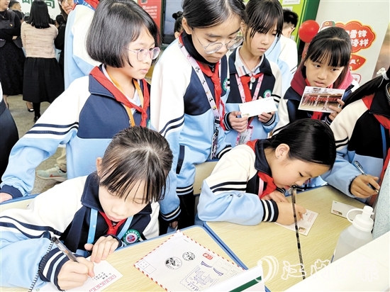 學(xué)生們在明信片上寫上對好友、父母、老師想說的話。