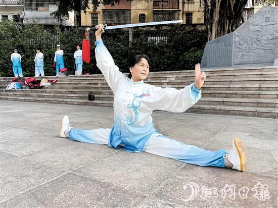 岑優(yōu)嫦現(xiàn)場(chǎng)展示太極技藝，輕松完成一字馬動(dòng)作。