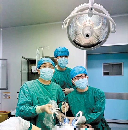 黃暉（左一）擔(dān)任主刀施行腔鏡下乳腺癌手術(shù)。