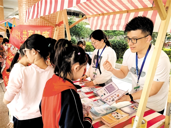 江門(mén)市疾控中心工作人員走進(jìn)校園，科普體重管理知識(shí)。