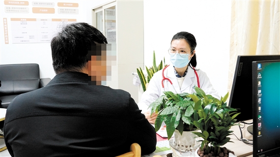 首批來(lái)診群眾進(jìn)行診療體驗(yàn)。