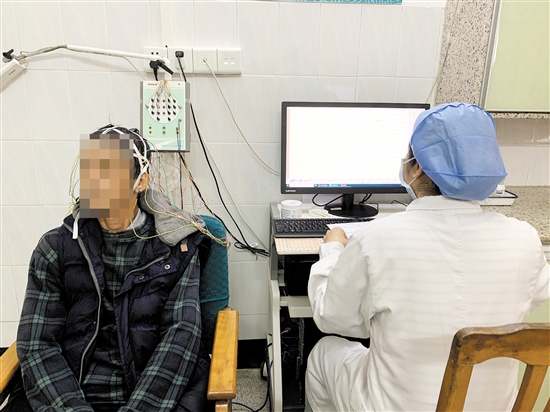 醫(yī)生為患者進(jìn)行長程視頻腦電圖檢測。