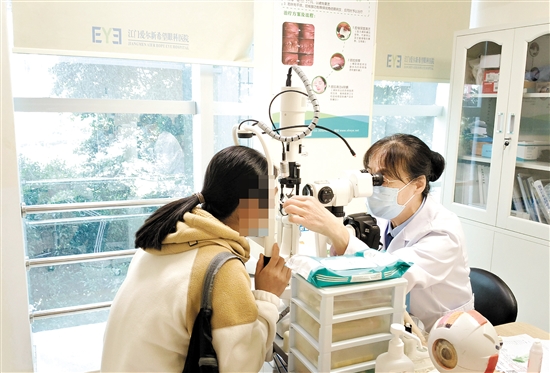 醫(yī)生為患者檢查眼睛。