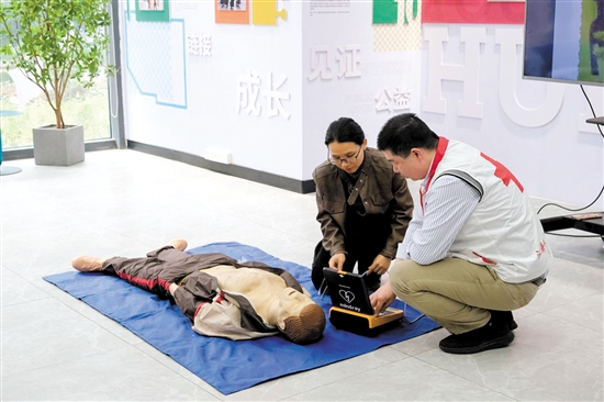 學(xué)員在講師的指導(dǎo)下學(xué)習(xí)心肺復(fù)蘇和AED操作。