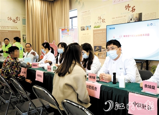 專家團(tuán)隊(duì)耐心解答居民的健康疑問。