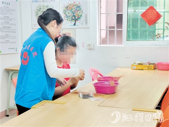 在項目組的用心指導(dǎo)下，小燕的就業(yè)技能越來越嫻熟了。