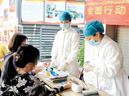 當(dāng)天還開展了便民服務(wù)活動(dòng)。