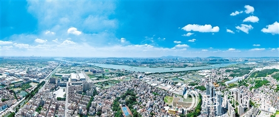 荷塘鎮(zhèn)地處珠三角腹地，四面環(huán)水、交通便利。羅霈