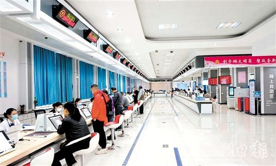 鶴山在政務(wù)服務(wù)賽道上不斷加速，扎實(shí)推進(jìn)“高效辦成一件事”落地實(shí)施，為推動(dòng)經(jīng)濟(jì)社會(huì)高質(zhì)量發(fā)展提供政務(wù)支撐。圖為鶴山市行政服務(wù)大廳。