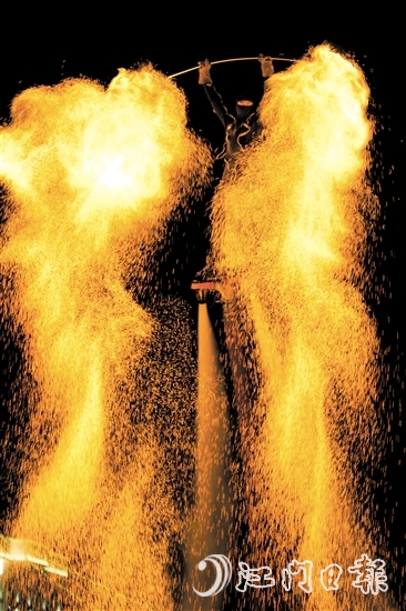 “水上飛人”與火壺表演結(jié)合，帶來別樣視覺享受。