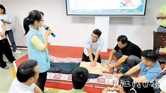 桃源分院把應(yīng)急救助技能培訓(xùn)“搬進(jìn)”企業(yè)，提升企業(yè)職工自救互救能力。