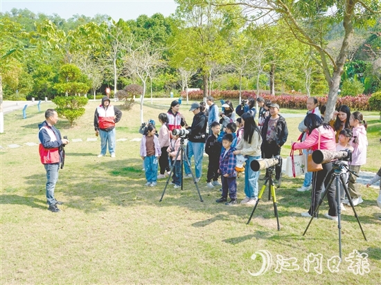 孩子們?cè)趯W(xué)習(xí)觀鳥(niǎo)技巧。