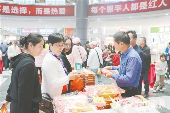 僑胞現(xiàn)場選購恩平農(nóng)產(chǎn)品。