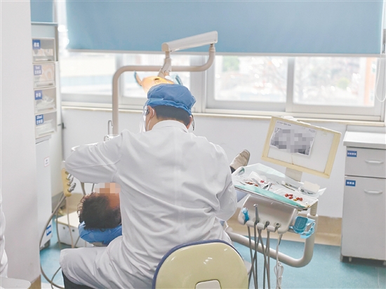 牙齒出現異常疼痛要及時到醫(yī)院檢查。