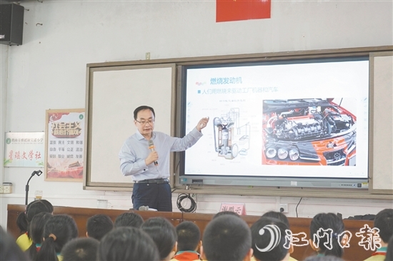 謝鵬云向?qū)W生們介紹燃燒學的應用。