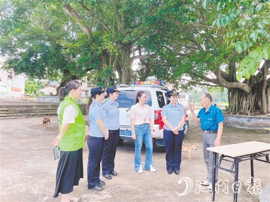 開平市交通運(yùn)輸局導(dǎo)師駱妙嬋(右二)開展“法治CityWalk”活動(dòng)，提升村民法治意識(shí)。