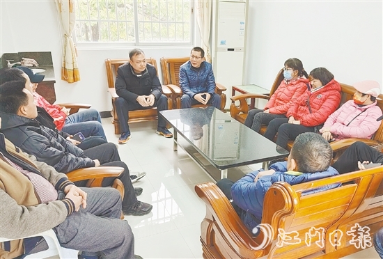 余以碩（中間藍(lán)衣者）長期奔走在基層調(diào)解一線，與群眾交流談心。