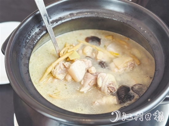 三合煮雞酒是臺(tái)山的一道傳統(tǒng)名菜。
