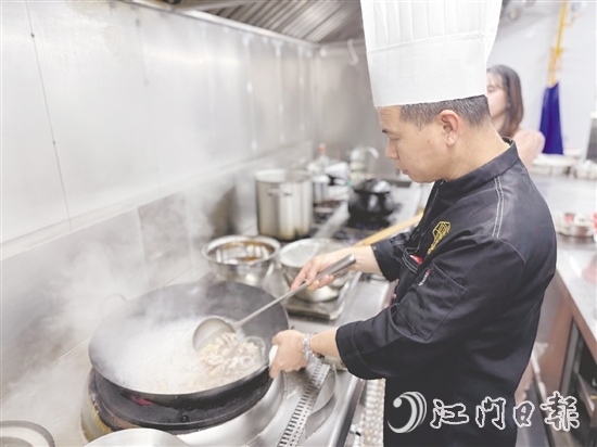 廚師嚴(yán)格精選原材料，確保每一道菜品都是選用新鮮地道的食材。