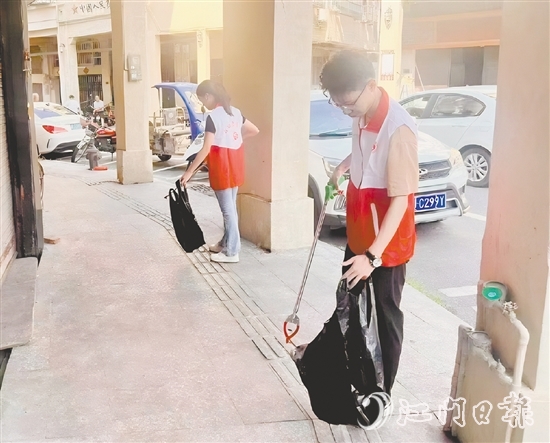 大江鎮(zhèn)團(tuán)委組織志愿者在轄區(qū)內(nèi)開展人居環(huán)境整治志愿服務(wù)活動(dòng)。