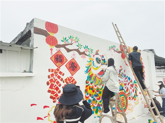 逕口村邀請(qǐng)藝術(shù)團(tuán)隊(duì)在墻上繪畫，推動(dòng)村容村貌提升。