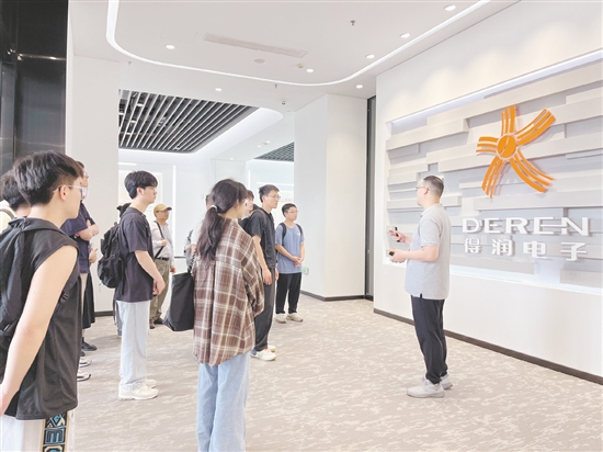 應(yīng)屆畢業(yè)生走進鶴山市重點企業(yè)，了解企業(yè)人才需求。