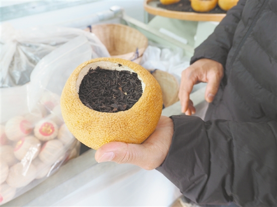 吳藝華制作的“柚子茶”受到年輕消費群體的喜愛。