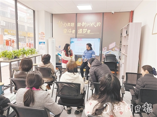 在“蓬友+”海逸城邦站，篁莊社區(qū)邀請環(huán)衛(wèi)工人等不同職業(yè)群體代表分享家風故事。